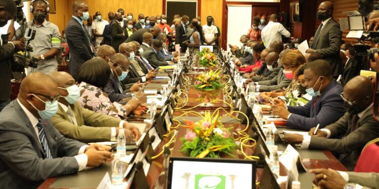 Les images du lancement du 5e dialogue entre les partis politiques et le gouvernement en présence du Premier ministre Patrick Achi à la Primature au Plateau.