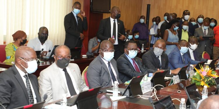 Les images du lancement du 5e dialogue entre les partis politiques et le gouvernement en présence du Premier ministre Patrick Achi à la Primature au Plateau.