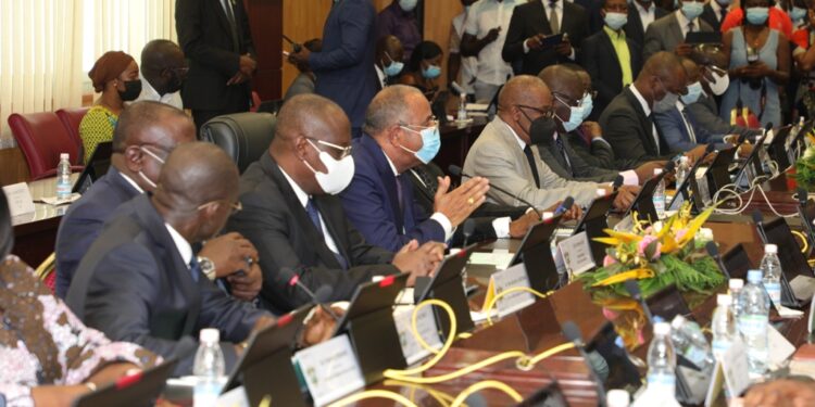 Les images du lancement du 5e dialogue entre les partis politiques et le gouvernement en présence du Premier ministre Patrick Achi à la Primature au Plateau.