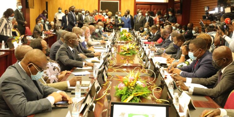 Les images du lancement du 5e dialogue entre les partis politiques et le gouvernement en présence du Premier ministre Patrick Achi à la Primature au Plateau.