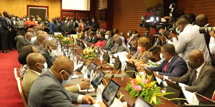 Les images du lancement du 5e dialogue entre les partis politiques et le gouvernement en présence du Premier ministre Patrick Achi à la Primature au Plateau.