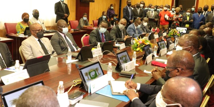 Les images du lancement du 5e dialogue entre les partis politiques et le gouvernement en présence du Premier ministre Patrick Achi à la Primature au Plateau.