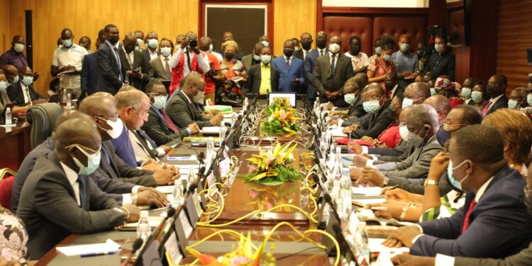 Les images du lancement du 5e dialogue entre les partis politiques et le gouvernement en présence du Premier ministre Patrick Achi à la Primature au Plateau.