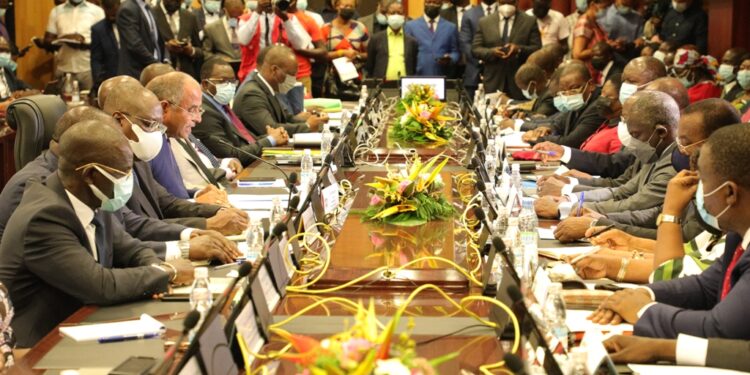 Les images du lancement du 5e dialogue entre les partis politiques et le gouvernement en présence du Premier ministre Patrick Achi à la Primature au Plateau.