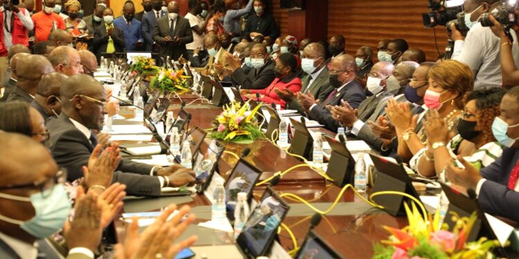 Les images du lancement du 5e dialogue entre les partis politiques et le gouvernement en présence du Premier ministre Patrick Achi à la Primature au Plateau.