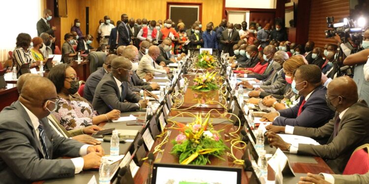 Les images du lancement du 5e dialogue entre les partis politiques et le gouvernement en présence du Premier ministre Patrick Achi à la Primature au Plateau.