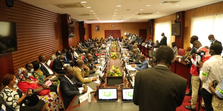 Les images du lancement du 5e dialogue entre les partis politiques et le gouvernement en présence du Premier ministre Patrick Achi à la Primature au Plateau.