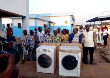 Katiola/Santé: Le Ministre Ally Coulibaly fait don des machines à laver au Chr.