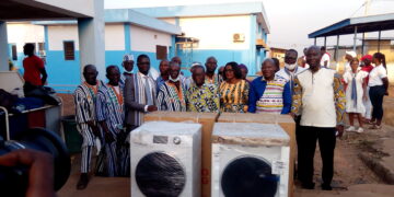 Katiola/Santé: Le Ministre Ally Coulibaly fait don des machines à laver au Chr.