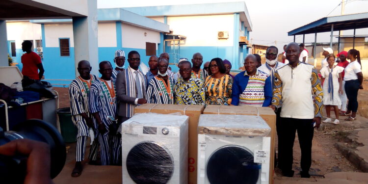 Katiola/Santé: Le Ministre Ally Coulibaly fait don des machines à laver au Chr.