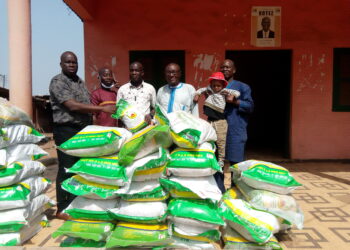 KATIOLA/RHDP : Le président du conseil régional Konaté Khalil fait des dons aux militants.