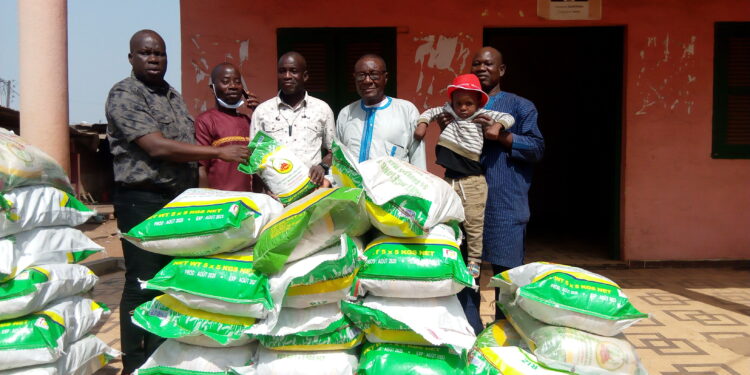 KATIOLA/RHDP : Le président du conseil régional Konaté Khalil fait des dons aux militants.