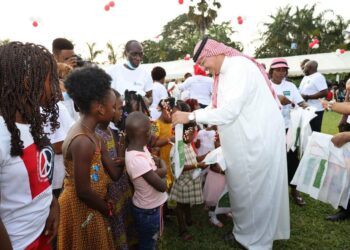 Bingerville : L’ambassadeur Abdullah bin Hamad gâte les enfants de l’orphelinat