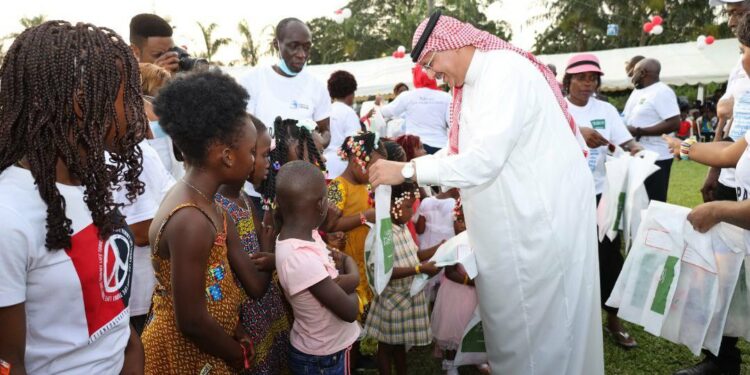 Bingerville : L’ambassadeur Abdullah bin Hamad gâte les enfants de l’orphelinat