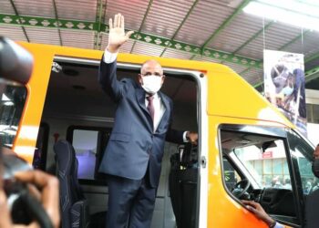 Les premiers minibus made In Côte d’Ivoire « Daily Ivoire » montés dans les ateliers de la Sotra présentés au Premier Ministre