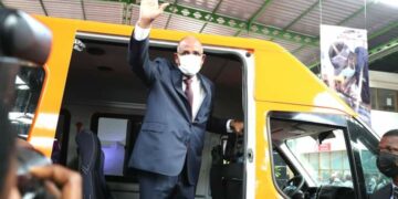 Les premiers minibus made In Côte d’Ivoire « Daily Ivoire » montés dans les ateliers de la Sotra présentés au Premier Ministre