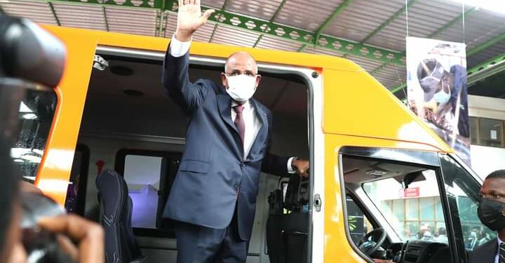 Les premiers minibus made In Côte d’Ivoire « Daily Ivoire » montés dans les ateliers de la Sotra présentés au Premier Ministre