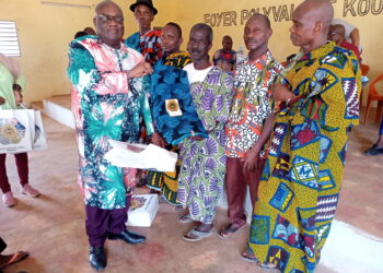 Tiebissou : le maire offre des pagnes à sept chefs de Gangoro