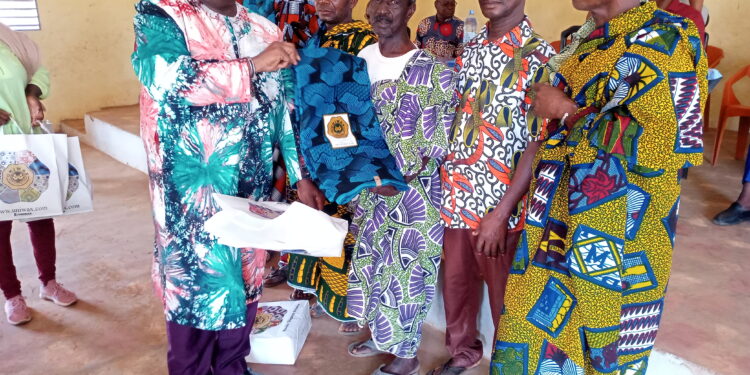 Tiebissou : le maire offre des pagnes à sept chefs de Gangoro