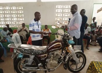 Tiassalé:  Des engins roulants offerts à des responsables locaux du Rhdp