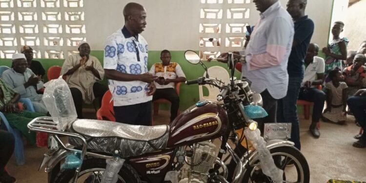 Tiassalé: Des engins roulants offerts à des responsables locaux du Rhdp