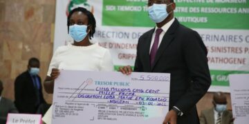 Côte d&rsquo;Ivoire: 150 éleveurs de poulets, sinistrés de la grippe aviaire reçoivent leur chèque