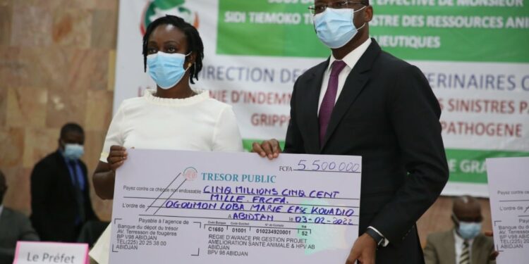 Côte d’Ivoire: 150 éleveurs de poulets, sinistrés de la grippe aviaire reçoivent leur chèque