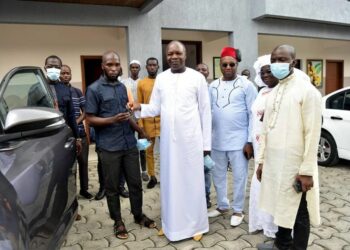 Mabri Toikeusse offre un véhicule à la Communauté des Élèves et Étudiants Musulmans