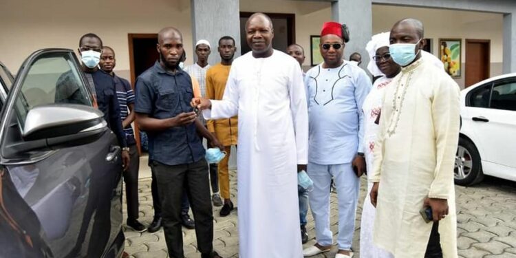 Mabri Toikeusse offre un véhicule à la Communauté des Élèves et Étudiants Musulmans