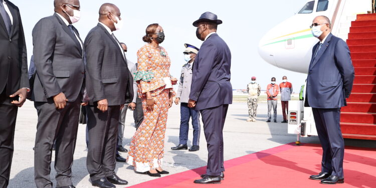 Les images du retour du Président de la République, S.E.M. Alassane OUATTARA, à Abidjan, ce mardi 22 février 2022, après des missions au Ghana, en Ethiopie et en Belgique.