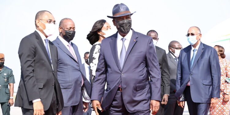 Les images du retour du Président de la République, S.E.M. Alassane OUATTARA, à Abidjan, ce mardi 22 février 2022, après des missions au Ghana, en Ethiopie et en Belgique.