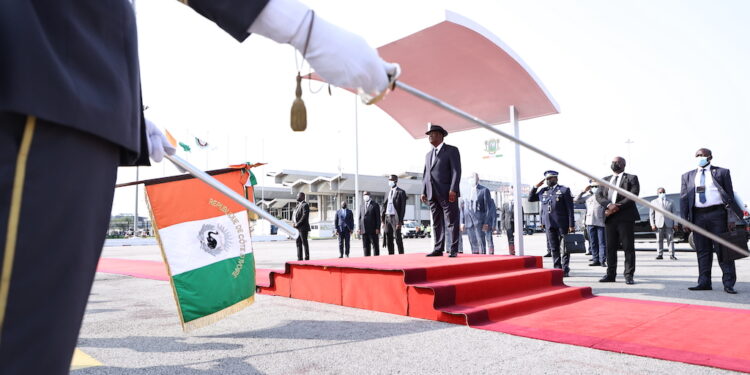 Les images du retour du Président de la République, S.E.M. Alassane OUATTARA, à Abidjan, ce mardi 22 février 2022, après des missions au Ghana, en Ethiopie et en Belgique.