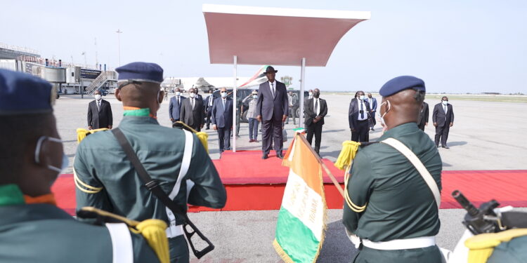 Les images du retour du Président de la République, S.E.M. Alassane OUATTARA, à Abidjan, ce mardi 22 février 2022, après des missions au Ghana, en Ethiopie et en Belgique.