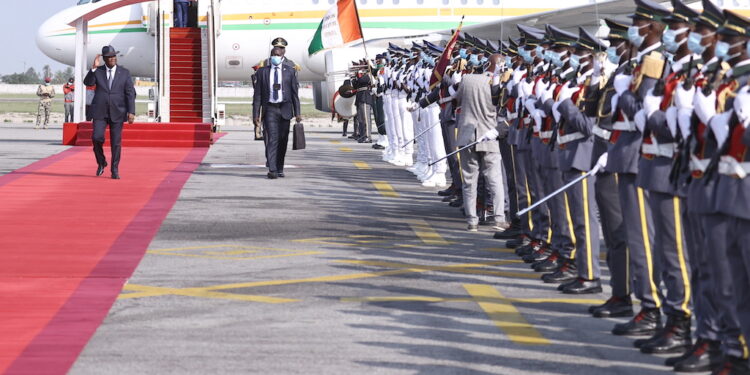 Les images du retour du Président de la République, S.E.M. Alassane OUATTARA, à Abidjan, ce mardi 22 février 2022, après des missions au Ghana, en Ethiopie et en Belgique.