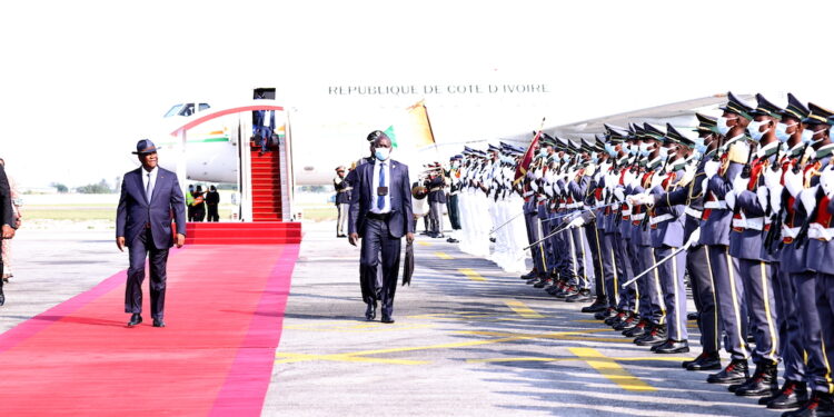 Les images du retour du Président de la République, S.E.M. Alassane OUATTARA, à Abidjan, ce mardi 22 février 2022, après des missions au Ghana, en Ethiopie et en Belgique.