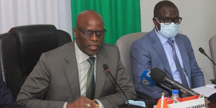 Côte d’Ivoire: Le ministre Adama Diawara exhorte le collectif des docteurs non recrutés à «une attitude conciliante»