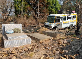 En provenance de Korhogo, un minicar finit sa course dans un cimetière de Tiebissou
