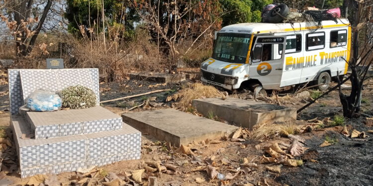 En provenance de Korhogo, un minicar finit sa course dans un cimetière de Tiebissou
