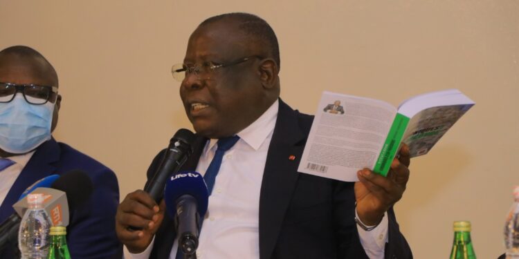 Jeudi à la dédicace de son nouveau livre: Cissé Bacongo signe et persiste:  «Je suis contre la limitation des mandats»