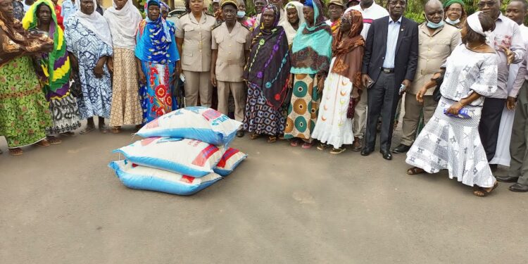 Tiassalé: 1200 veuves reçoivent des vivres