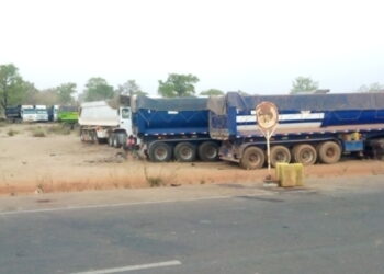 Frontière Ivoiro-malienne: voici comment vivent les transporteurs et leurs convoyeurs bloqués