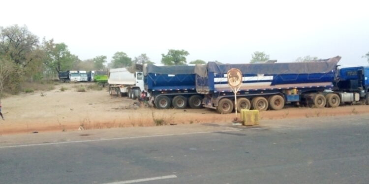Frontière Ivoiro-malienne: voici comment vivent les transporteurs et leurs convoyeurs bloqués