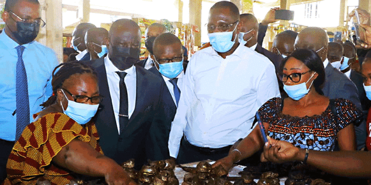 Lutte contre la vie chère : une délégation ministérielle visite des commerçants et industriels