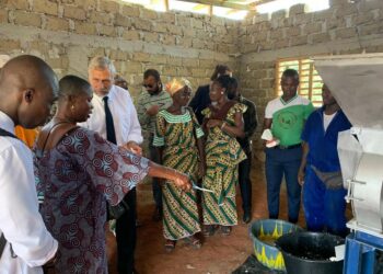 L&rsquo;Ambassadeur des Etats-Unis Richard Bell visite un projet de petites subventions pour l&rsquo;auto-assistance à Man