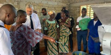 L&rsquo;Ambassadeur des Etats-Unis Richard Bell visite un projet de petites subventions pour l&rsquo;auto-assistance à Man