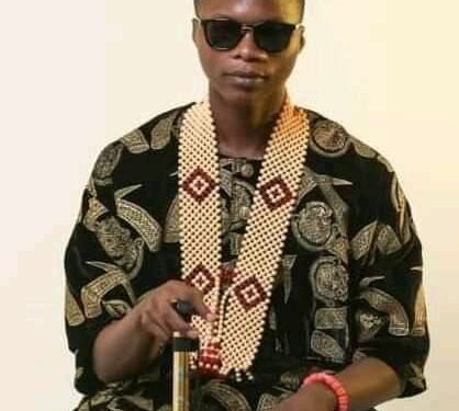 Max Melo, un artiste ivoirien non voyant s’engage pour les enfants en situation vulnérable aux côtés de l’ong give smiles