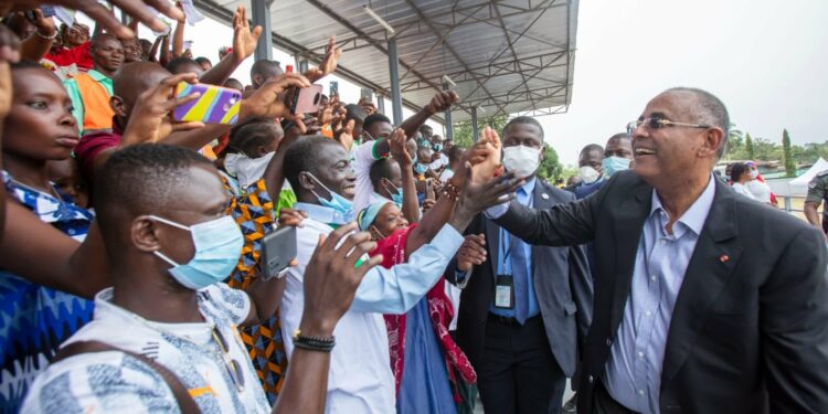 Filières agricoles : le Premier ministre Patrick Achi visite la société Sud Comoé Caoutchouc