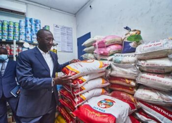 Bouaflé/Respect des prix plafonnés: Souleymane Diarrassouba visite plusieurs établissements commerciaux