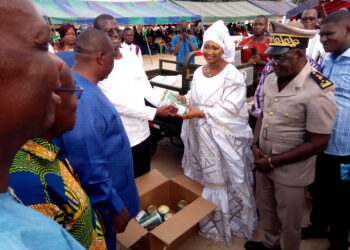 Katiola: Le Ministre Adjoumani offre du matériel roulant.