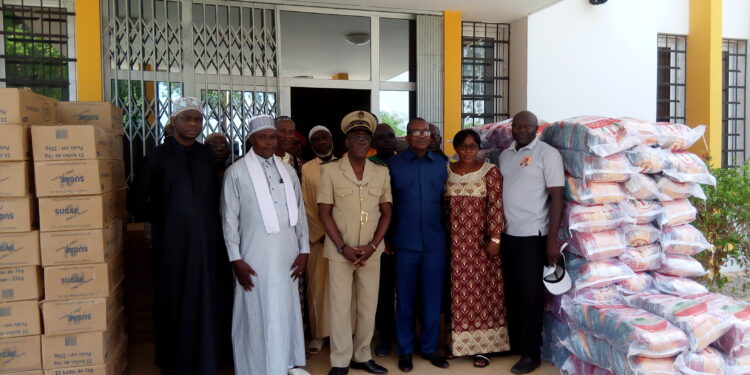 Katiola/Ramadan 2022 : Le Ministre Thomas Camara fait don des vivres à la communauté musulmane.